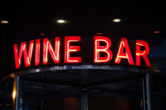 Незвичайні форми та матеріали для вивісок: як виділитися серед конкурентів